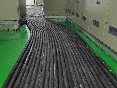 宕昌如何根据理论计算公式计算温度对特定电压测量结果的影响？